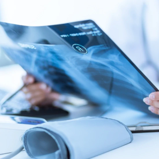 Strahlentherapie-System in einem Behandlungsraum
